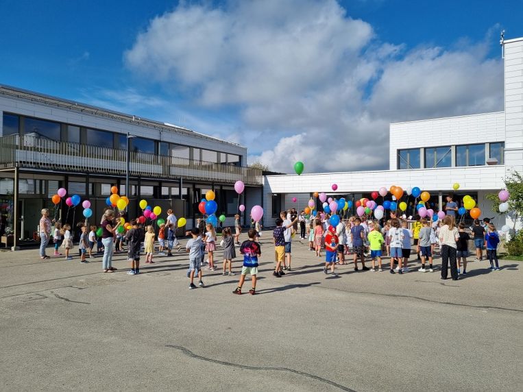 Schulkinder mit Luftballons